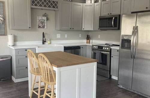 Riggins House | Scenic Hilltop River View Hotel with Family-Friendly Amenities
