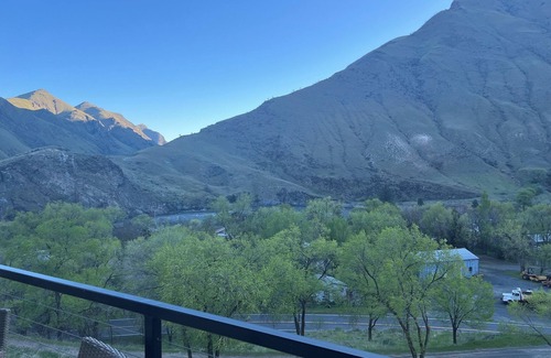 Riggins House | Scenic Hilltop River View Hotel with Family-Friendly Amenities