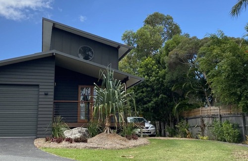 Tinbeerwah House | Relaxing Retreat at Hilltop Woods Noosa for Families