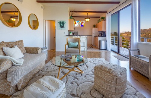 Hollywood Hills West Apartment | Hilltopia: Epic Views & Breakfast Included for Your Retreat
