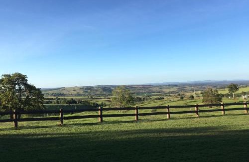 Corndale House | Hillview Cottages: 4-Star Retreat with Family-Friendly Amenities
