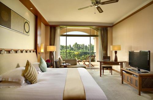 Dongguan City Center Hotel | Experience Hillview Golf Resort Dongguan with Spa & Pool