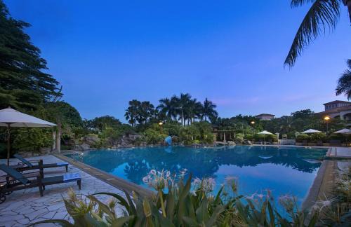 Dongguan City Center Hotel | Experience Hillview Golf Resort Dongguan with Spa & Pool