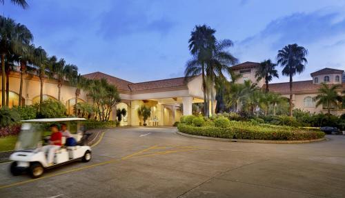 Dongguan City Center Hotel | Experience Hillview Golf Resort Dongguan with Spa & Pool
