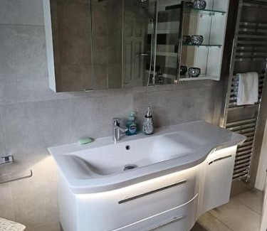 Antrim House | Hillview House: 4-Star Stay with Family-Friendly Amenities