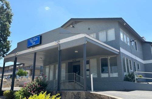 Wetmore Hotel | Pet-Friendly HillView Inn with Pool near Six Flags Fiesta