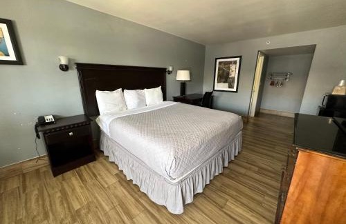 Wetmore Hotel | Pet-Friendly HillView Inn with Pool near Six Flags Fiesta