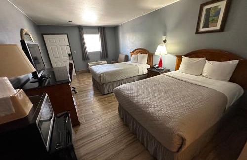Wetmore Hotel | Pet-Friendly HillView Inn with Pool near Six Flags Fiesta
