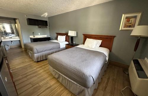 Wetmore Hotel | Pet-Friendly HillView Inn with Pool near Six Flags Fiesta