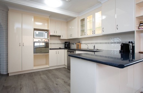 Hillvue House | Hillvue Lodge - Spacious Retreat with Pool in Tamworth