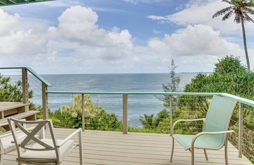 Hilo Cottage | Hilo Home: Ocean Views & Private Deck for Family Fun