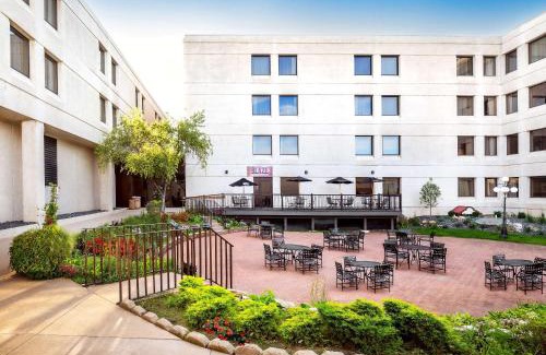 Appleton Hotel | Relax at Hilton Appleton Paper Valley with Ocean View & Pool
