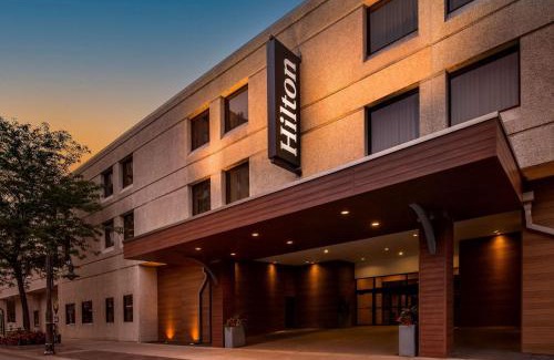 Appleton Hotel | Relax at Hilton Appleton Paper Valley with Ocean View & Pool