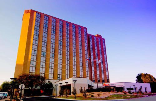 North Arlington Hotel | Relaxing Retreat at Hilton Arlington with Pool and Dining