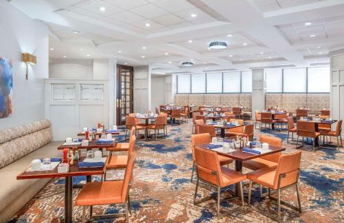 North Arlington Hotel | Relaxing Retreat at Hilton Arlington with Pool and Dining