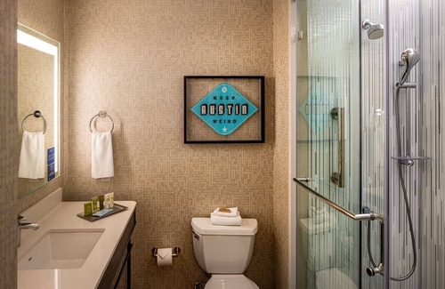 Austin Hotel | Discover Hilton Austin Airport: Eco-Friendly & Spa Amenities