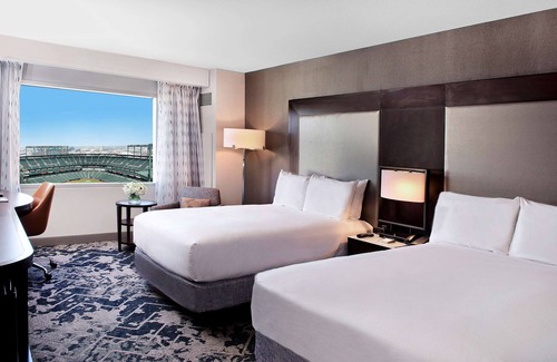 Downtown West Hotel | Discover Hilton Baltimore Inner Harbor: Family-Friendly Retreat