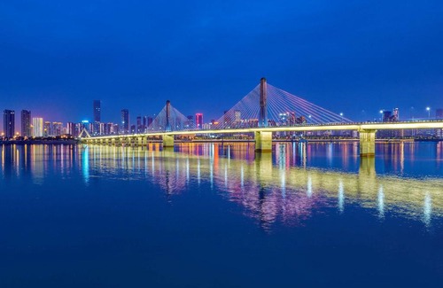 Yue Lu Hotel | Discover Hilton Changsha Riverside: 4-Star Poolside Retreat