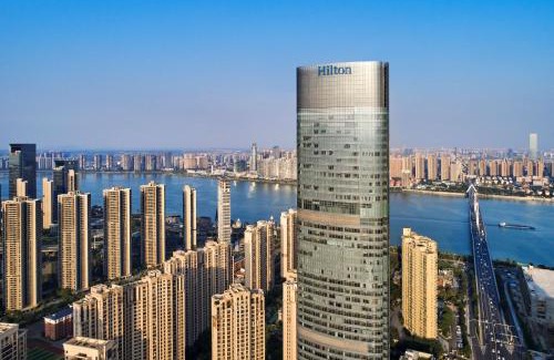 Yue Lu Hotel | Discover Hilton Changsha Riverside: 4-Star Poolside Retreat