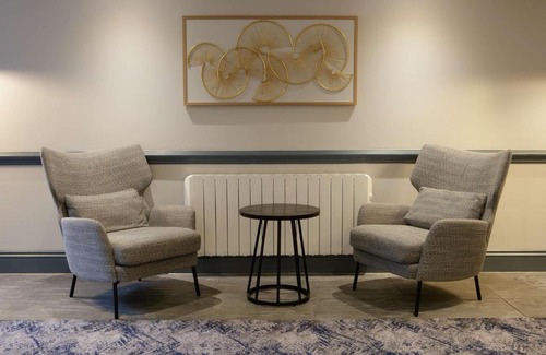 Cobham Hotel | Discover the Comfort of Hilton Cobham with Pet-Friendly Amenities