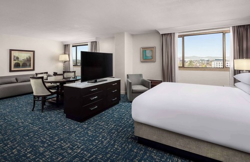 Concord Hotel | Elegant Hilton Concord: Family-Friendly with Pool & Spa
