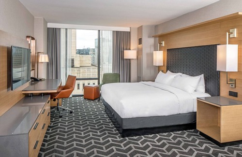 Downtown Des Moines Hotel | Explore Hilton Des Moines Downtown: Rated 9/10, Family-Friendly Stay