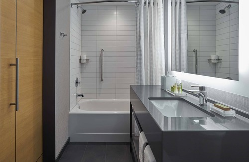 Downtown Des Moines Hotel | Explore Hilton Des Moines Downtown: Rated 9/10, Family-Friendly Stay