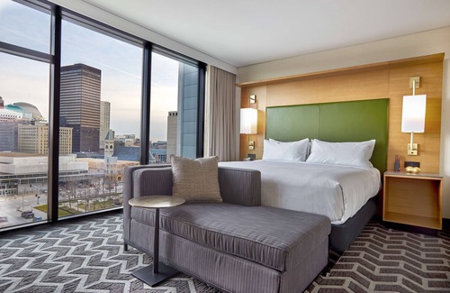 Downtown Des Moines Hotel | Explore Hilton Des Moines Downtown: Rated 9/10, Family-Friendly Stay
