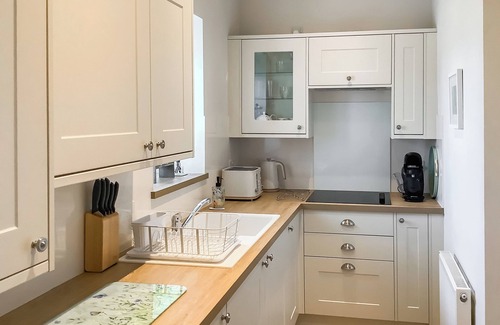 Rosyth Cottage | Top-Rated 2 Bedroom Accommodation in Dunfermline with Ocean View