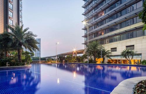 Chancheng Hotel | Elegant Hilton Foshan: Pool, Spa & Oceanfront Views