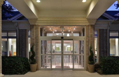 Addison Hotel | Prime Hilton Garden Inn Addison with Pool and Family Amenities