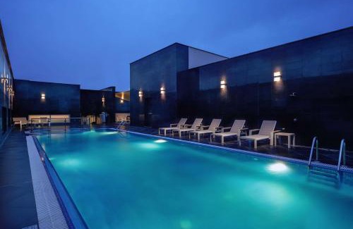 Al Ulaya Hotel | Discover the Hilton Garden Inn Al Khobar: Pool & Dining