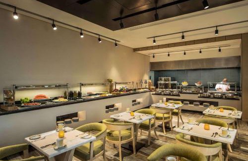 Al Ulaya Hotel | Discover the Hilton Garden Inn Al Khobar: Pool & Dining
