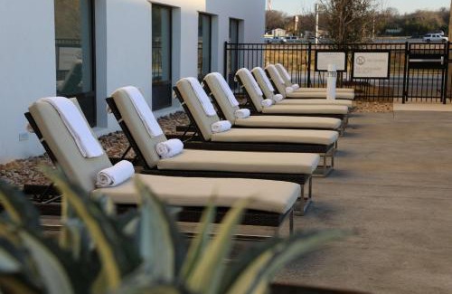 Montopolis Hotel | Discover Hilton Garden Inn Austin Airport: Pet-Friendly Retreat