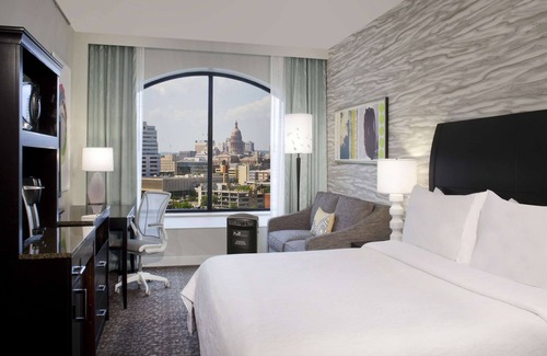 Waller Creek District Hotel | Convenient Stay at Hilton Garden Inn Austin Downtown