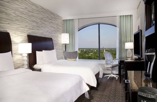 Waller Creek District Hotel | Convenient Stay at Hilton Garden Inn Austin Downtown