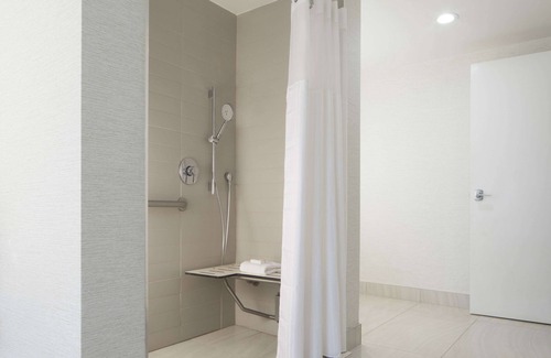 Waller Creek District Hotel | Convenient Stay at Hilton Garden Inn Austin Downtown