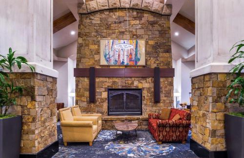 Southern Crossing Hotel | Discover the Hilton Garden Inn Bend: Poolside Paradise Awaits