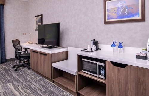 Southern Crossing Hotel | Exceptional Hilton Garden Inn Bend with Pool and Dining Options