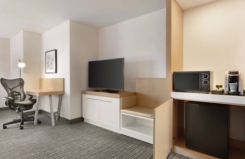 Martinsville Hotel | Inviting Hilton Garden Inn Bridgewater with Pool & Dining