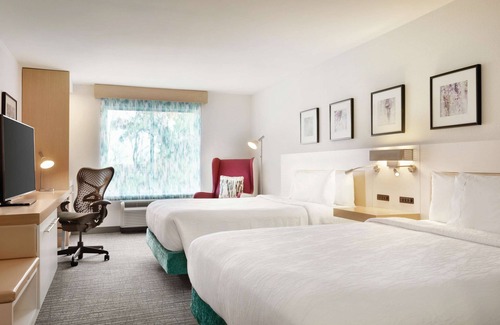 Martinsville Hotel | Inviting Hilton Garden Inn Bridgewater with Pool & Dining