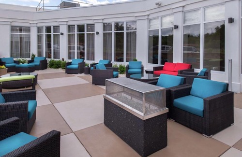 Bristol Hotel | Relax at Hilton Garden Inn Bristol with Pool and Ocean Views
