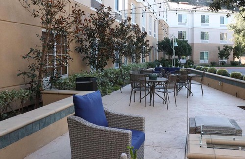 Calabasas Hotel | Discover Hilton Garden Inn Calabasas with Oceanfront Pool