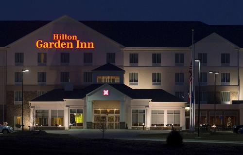 Cedar Falls Hotel | Discover Hilton Garden Inn Cedar Falls with Pool & Dining