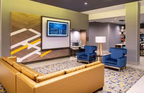 Westmont Hotel | Cozy Hilton Garden Inn Pomona: Pet-Friendly with Pools