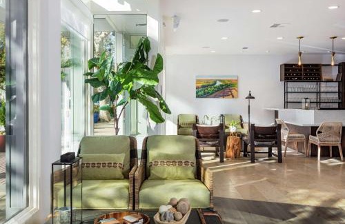 Downtown Hotel | Pet-Friendly Hilton Garden Inn Davis Downtown Awaits You