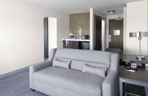 Thornton Hotel | Premier Hilton Garden Inn Denver/Thornton - Pet Friendly Stays