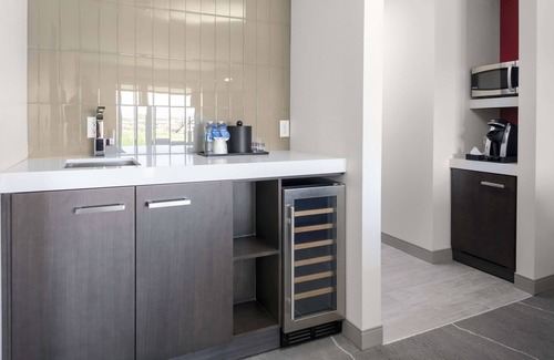 Thornton Hotel | Premier Hilton Garden Inn Denver/Thornton - Pet Friendly Stays
