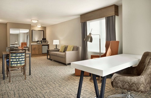 Dubuque Hotel | Discover Hilton Garden Inn Dubuque Downtown with Pool & Dining
