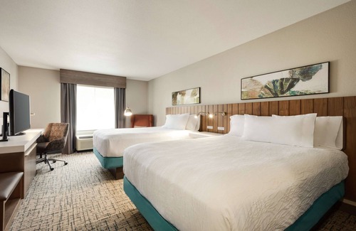 Dubuque Hotel | Discover Hilton Garden Inn Dubuque Downtown with Pool & Dining